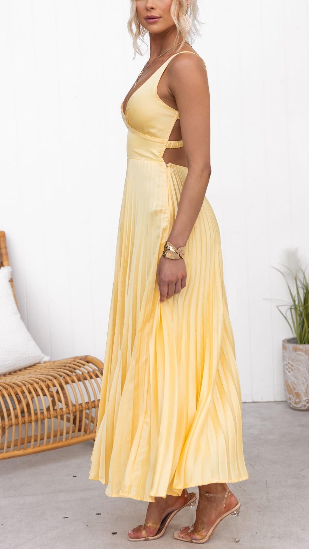 ABY™ – MAXIVESTIDO AMARILLO PLISADO CON ESCOTE EN V