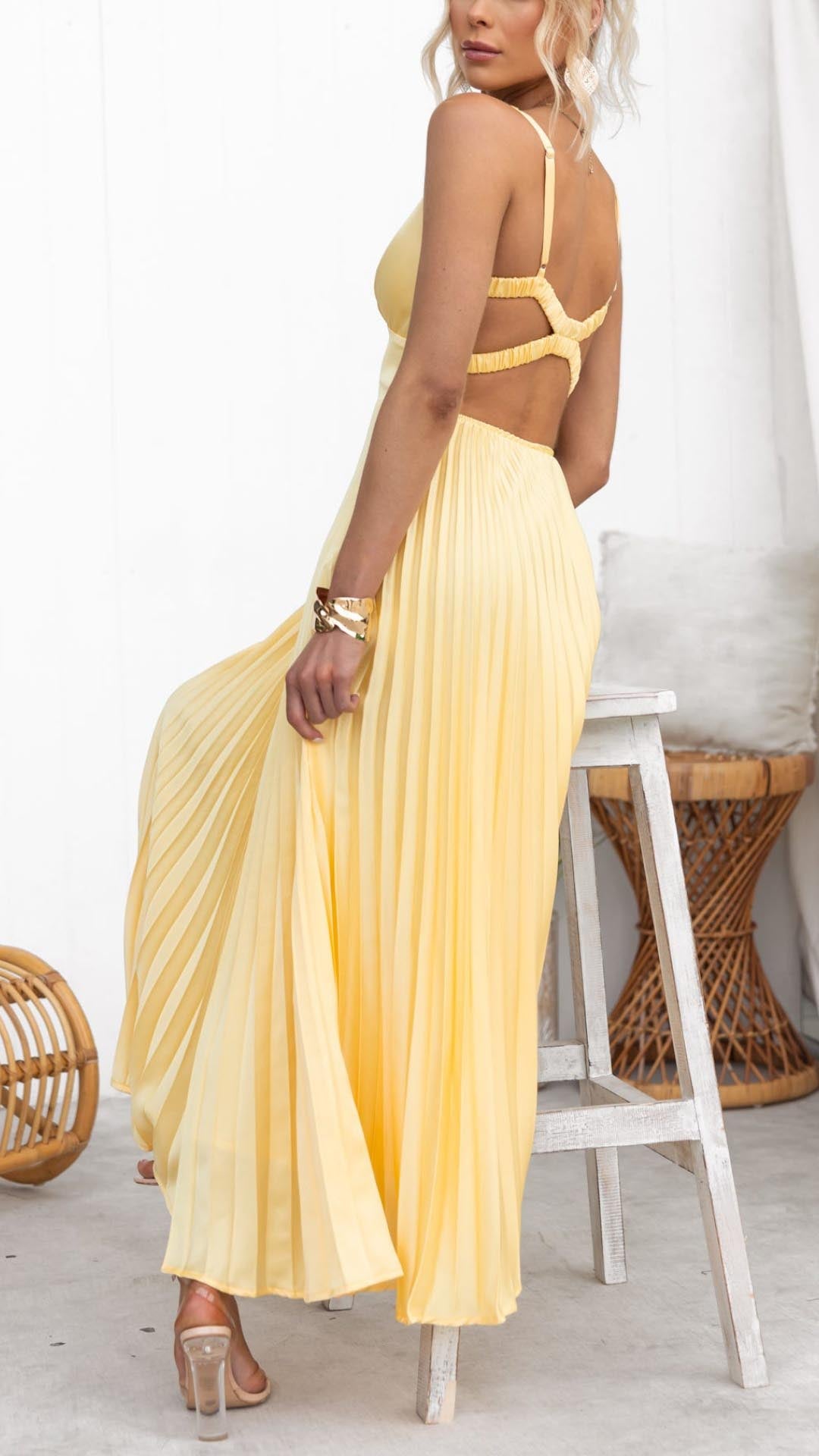 ABY™ – MAXIVESTIDO AMARILLO PLISADO CON ESCOTE EN V