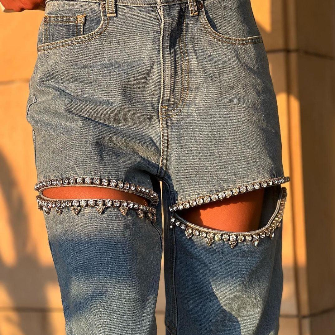 LIRIANA – jeans de tiro alto con cortes estratégicos
